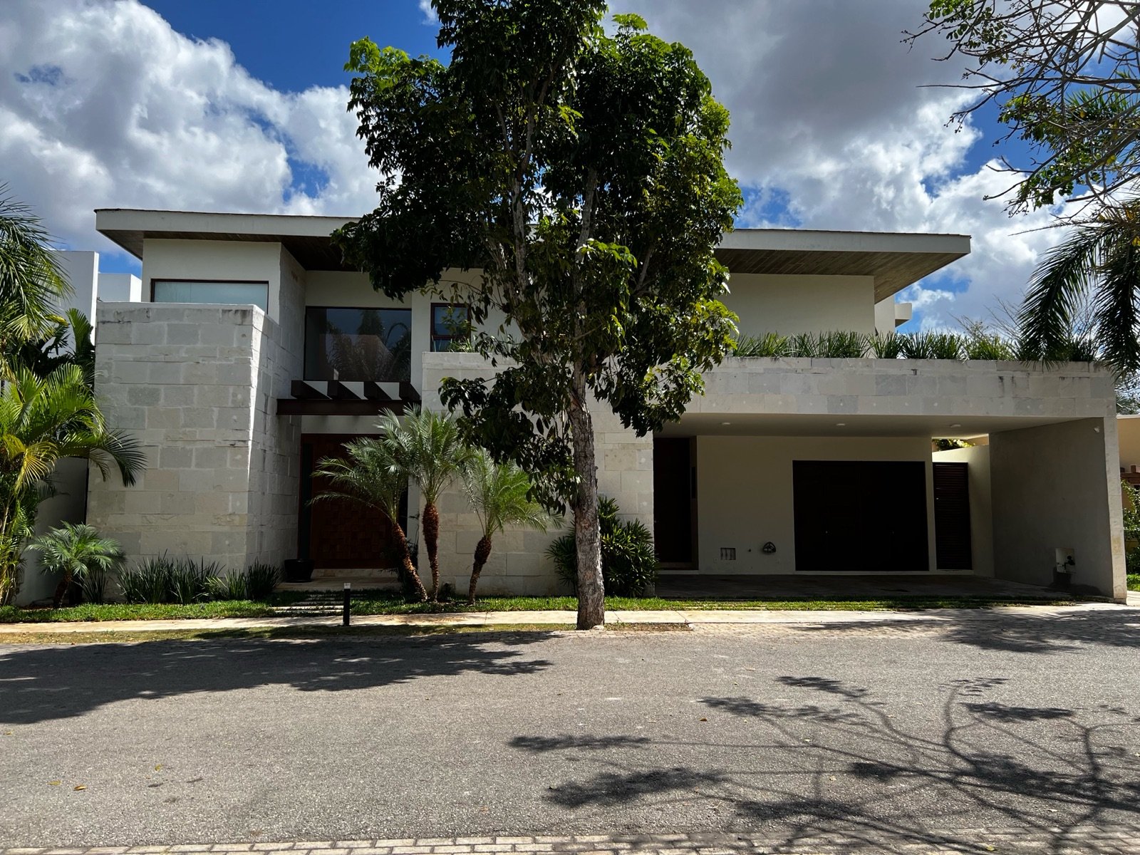 CASA EN PRIVADA MANANTIALES DE COCOYOLES MERIDA